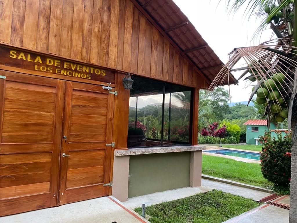 Salón de Eventos Los Encinos rodeado de naturaleza